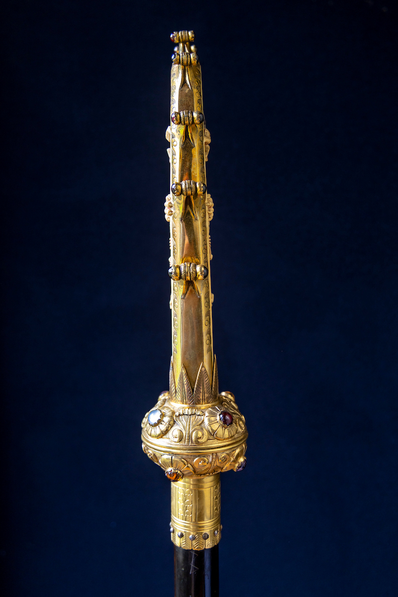 Side profile view of the crozier